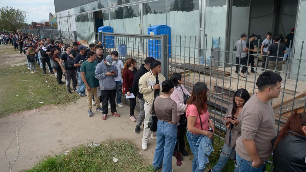 Larga fila de trabajadores frente a un figorífico de Moreno que ofrecía empleo para postularse.