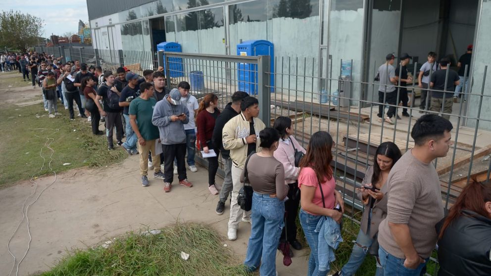 Larga fila de trabajadores frente a un figorífico de Moreno que ofrecía empleo para postularse.