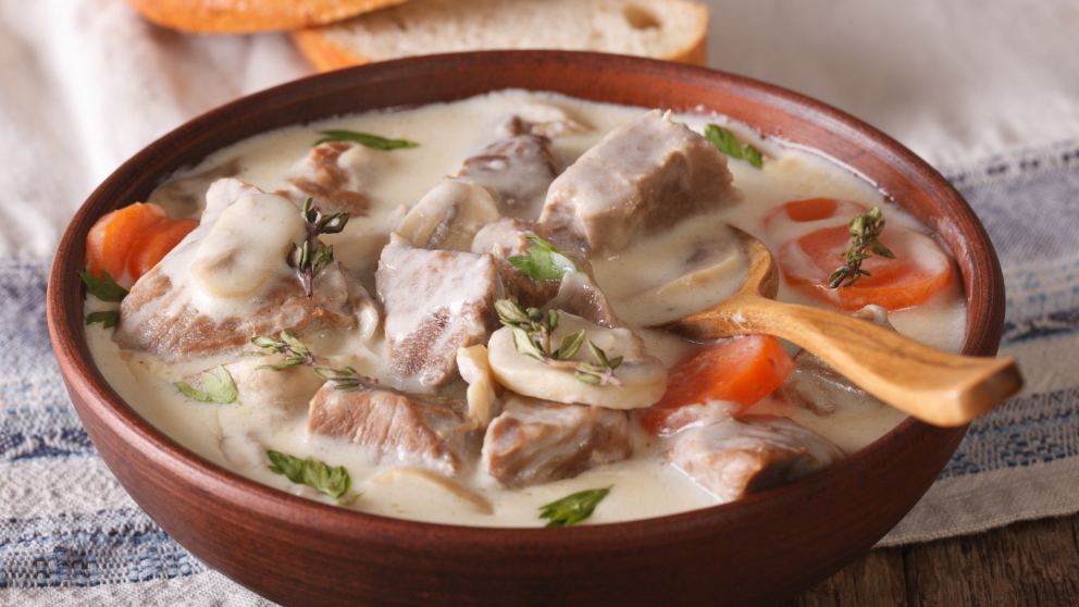 La Blanquette de ternera es un tesoro de la cocina francesa que destaca por su suavidad y su salsa blanca cremosa.