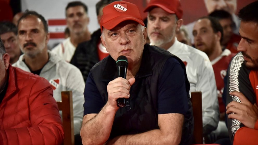 Grindetti abri� el paraguas y comparti� un picante mensaje antes del choque entre Independiente y Rosario Central: "Ojal� podamos hablar..."