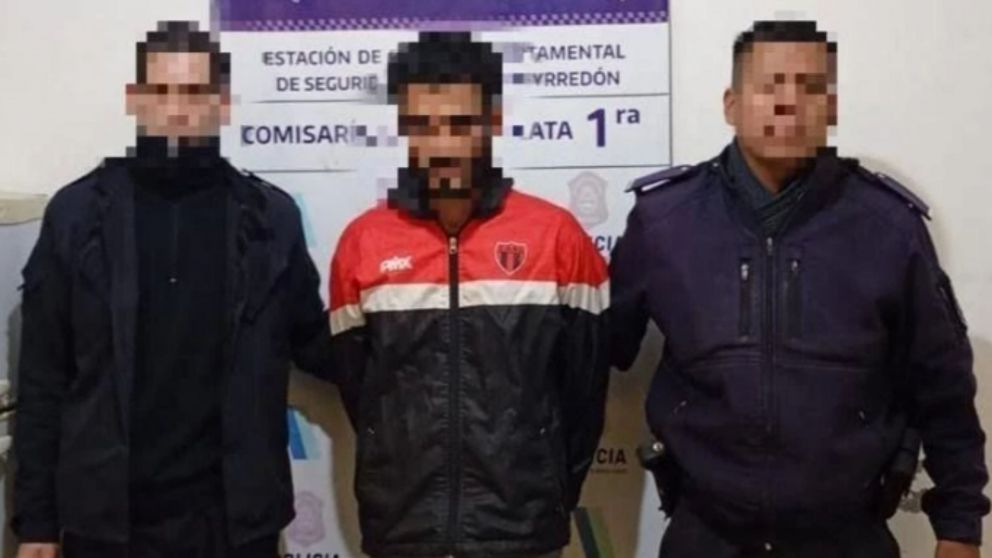 El sospechoso fue sorprendido por la policía (Gentileza 0023).