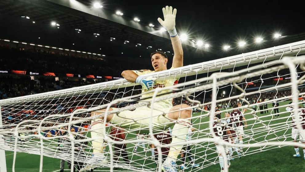 Aston Villa, con Dibu Martínez como titular y figura, se clasificó a la final de la Europa League. Aplastó al Forest.