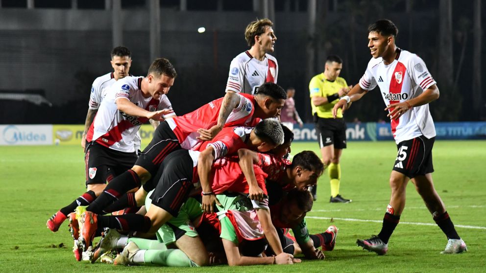 El "Millonario" est� con un pie y medio en octavos de final. 