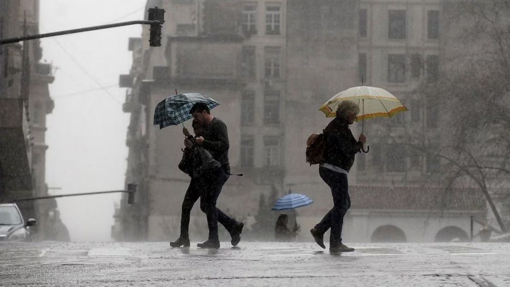Las lluvias y las fuertes ráfagas de viento seguirán en Buenos Aires, provocando una caída brusca de la temperatura (Archivo).