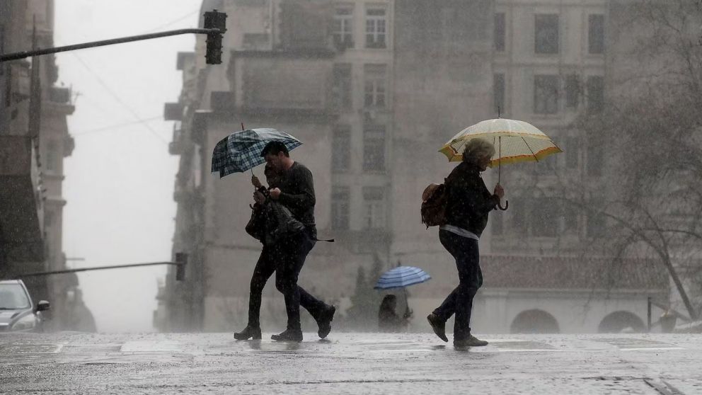 Las lluvias y las fuertes ráfagas de viento seguirán en Buenos Aires, provocando una caída brusca de la temperatura (Archivo).