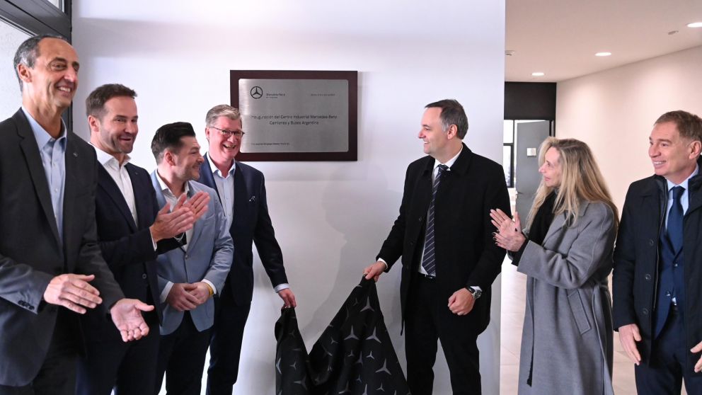 Karina Milei y Diego Santilli acompa�aron a Manuel Adorni en el acto en Z�rate.