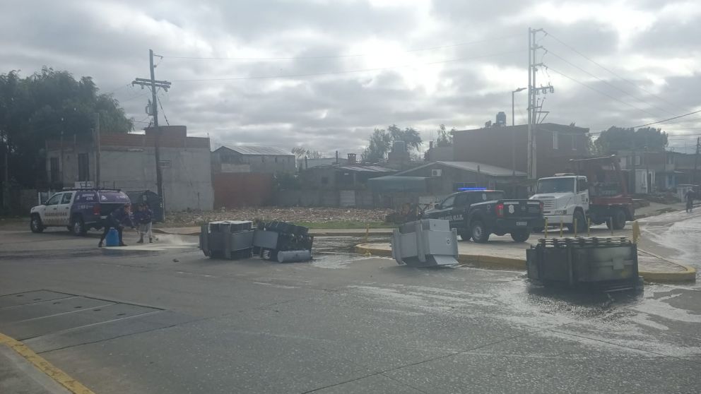 Impactante accidente en Quilmes: transformadores salieron despedidos de un camión en plena curva