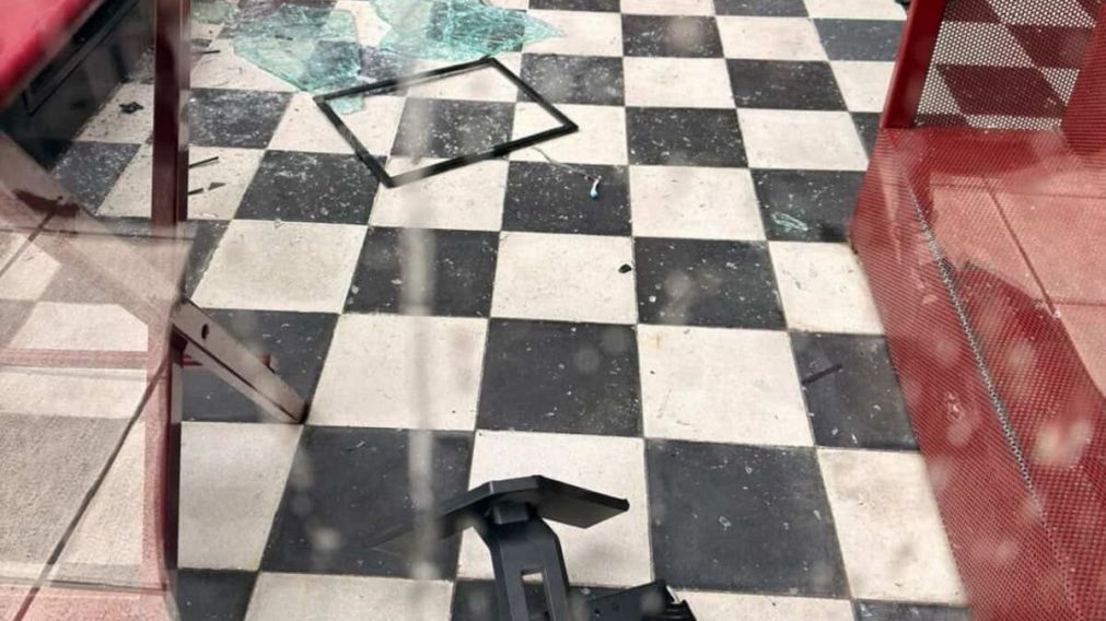 Rompieron el frente de una heladería, robaron y huyeron: buscan a los responsables