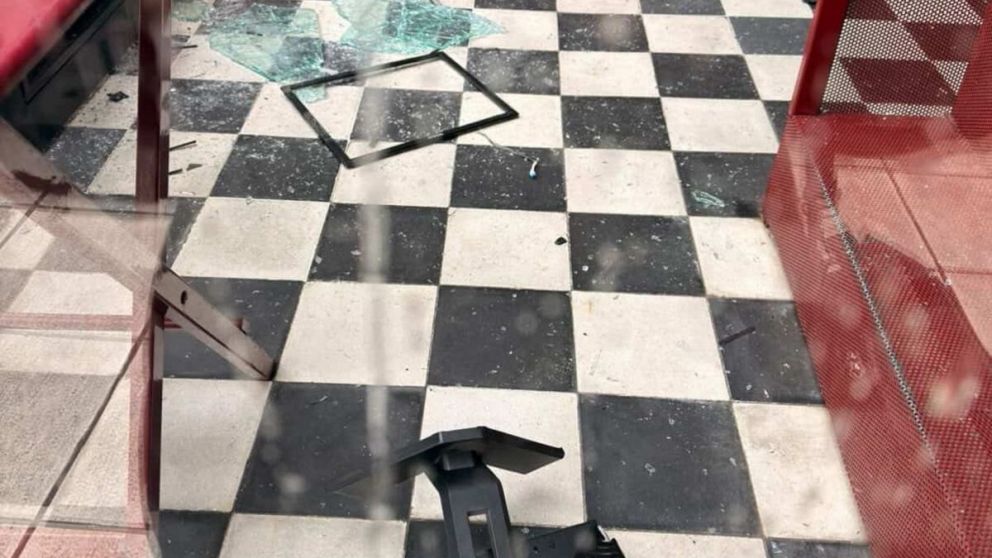 Rompieron el frente de una helader�a, robaron y huyeron: buscan a los responsables