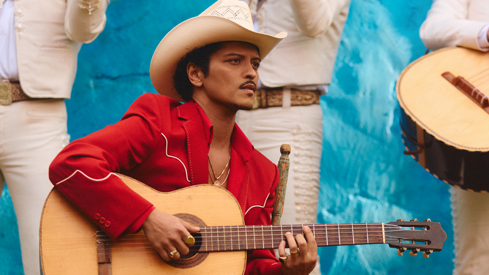 Bruno Mars sorprende con "Lo Arriesgo Todo", la versión en español de uno de los himnos de "The Romantic"