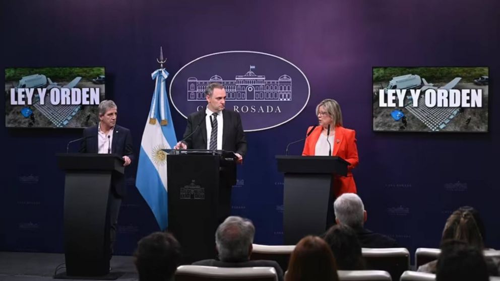Adorni brindó una conferencia junto a Caputo y Monteoliva pero no respondió preguntas.