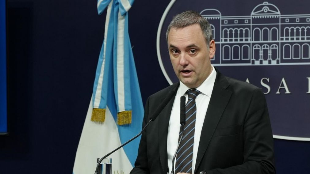 Manuel Adorni reaccionó a la pregunta para los ministros: ¿cobran sobresueldos?