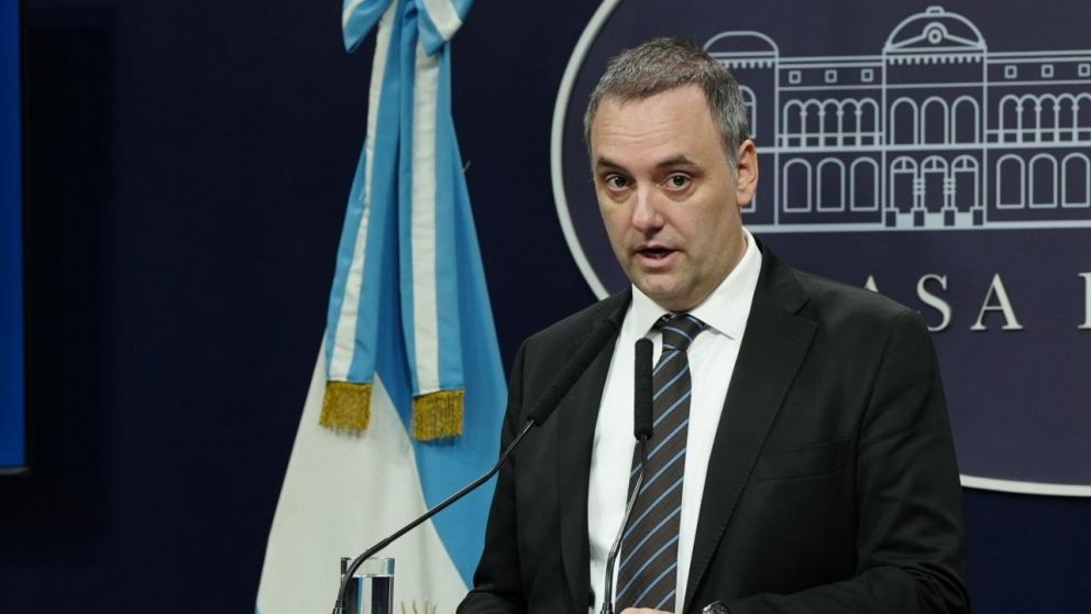 Manuel Adorni reaccionó a la pregunta para los ministros: ¿cobran sobresueldos?