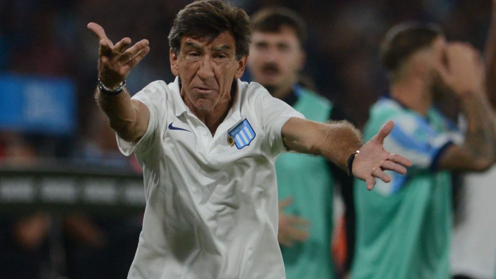 Al idolatrado DT de Racing también lo abordó el frente de tormenta. Jugadorista como pocos, el entrenador se inmola por un grupo que, hasta ahora, no ha dado la talla.