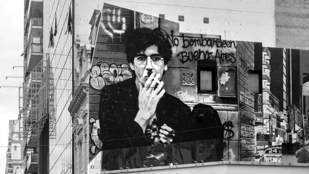 Homenajean a Charly García con un imponente mural en una esquina emblemática. (Foto: Martín Ron).