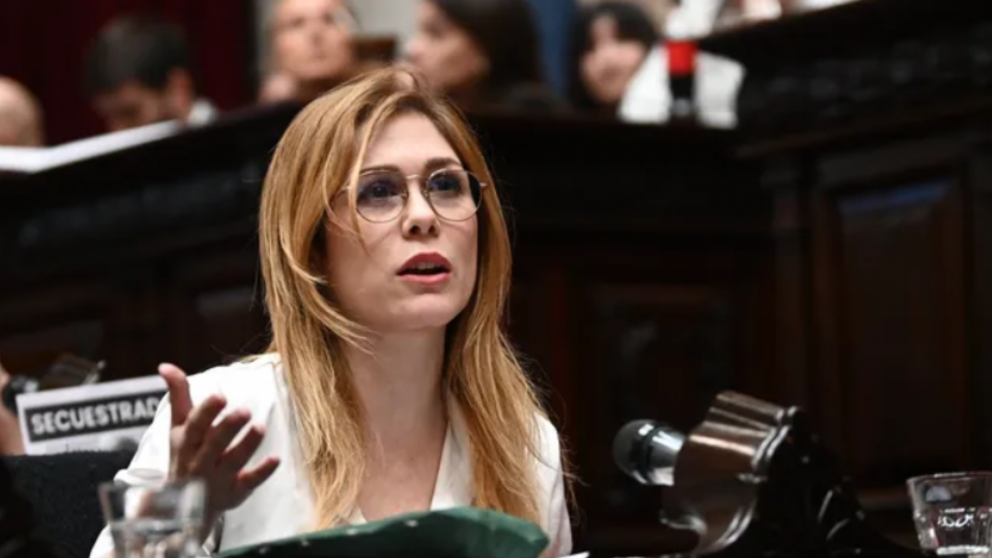 Sigue el debate por la foto erotica de Lilia Lemoine