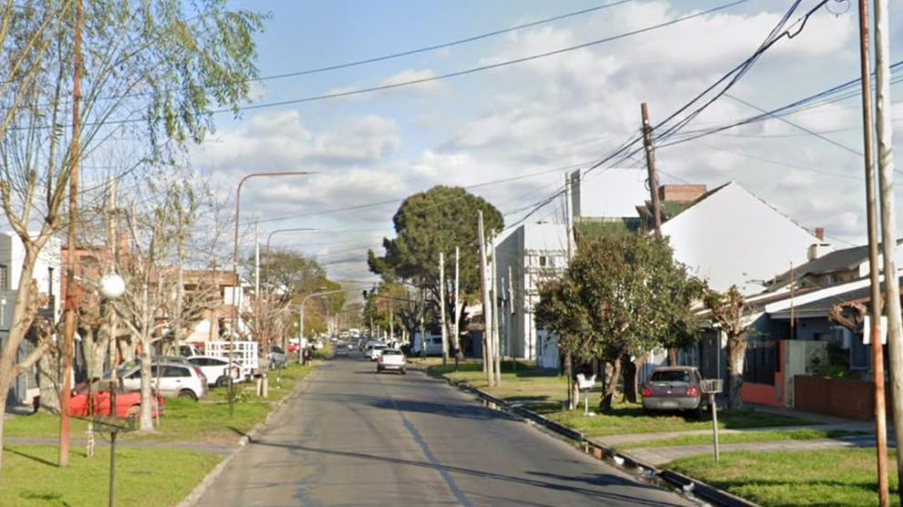 Dram�tico rescate en Quilmes Oeste: una mujer cay� a un pozo ciego que se abri� en el patio de su casa