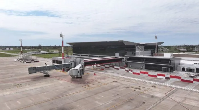 La pareja acusada quedó demorada en el aeropuerto de Rosario, Santa Fe.