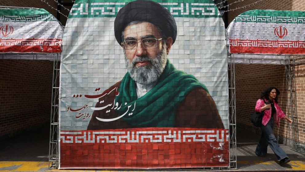 La imagen del l�der supremo de Ir�n, Mojtaba Jamene� (Reuters).