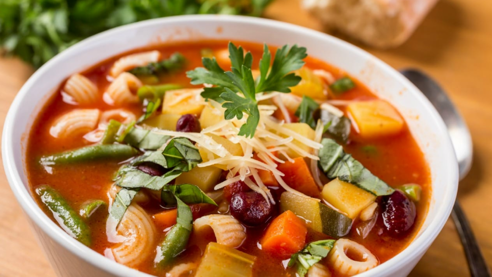 Cómo hacer sopa minestrone, una receta italiana simple, abundante y calentita para los días fríos