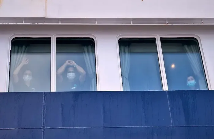 La paciencia de los pasajeros aislados dentro del crucero del hantavirus.