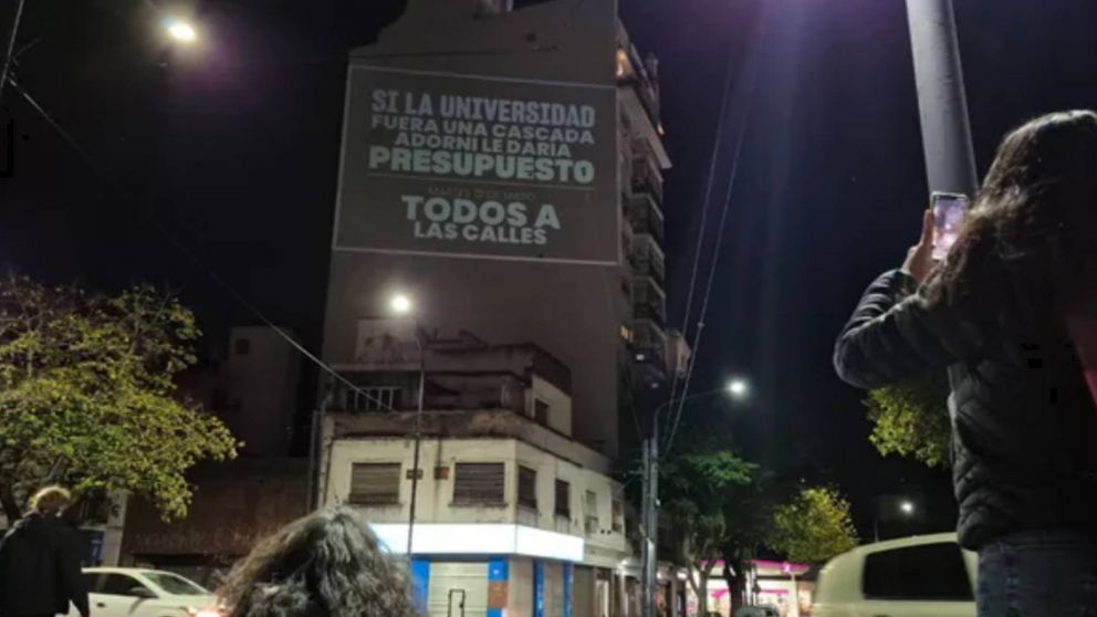 "Si la universidad fuera una cascada, Adorni le daría presupuesto": slogan convocando a la Marcha Federal por la Ley de financiamiento universitario
