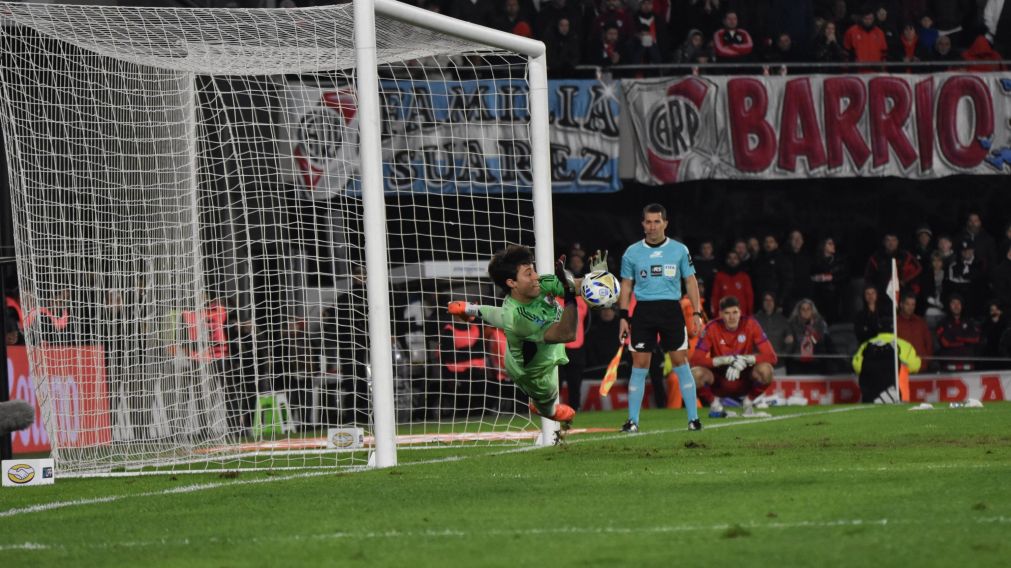 El vuelo de Beltrán hacia la gloria. River, por penales, y tras estar en desventaja en el resultado en varias ocasiones, doblegó a San Lorenzo y se clasificó.