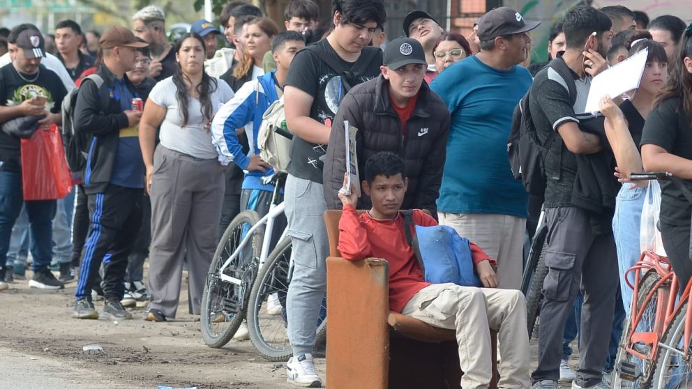 La larga cola de aspirantes para un puesto de trabajo en un frigorífico de Moreno (Fernado Pérez Re/Crónica).