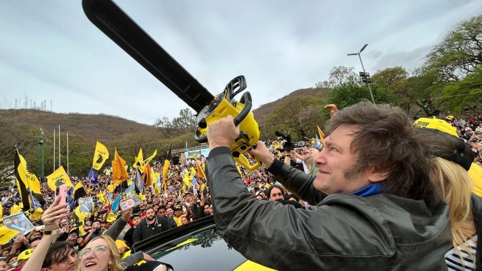 El presidente Javier Milei volvió a pasar la motosierra en distintas áreas.