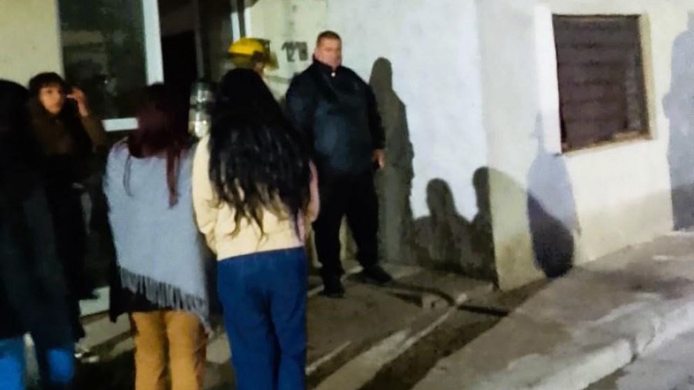 Voraz incendio en plena madrugada: intensa intervención policial y del SAME