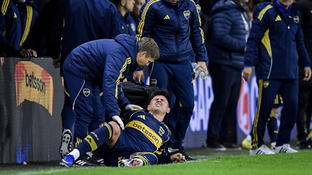 Adam Bareiro sufre mucho dolor tras lesionarse en el partido ante Hurac�n.