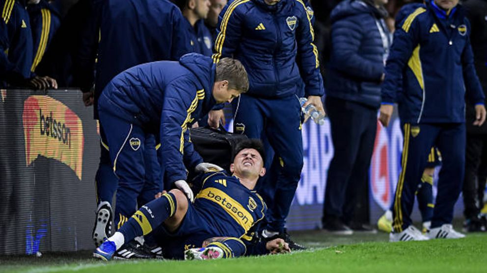 Adam Bareiro sufre mucho dolor tras lesionarse en el partido ante Huracán.