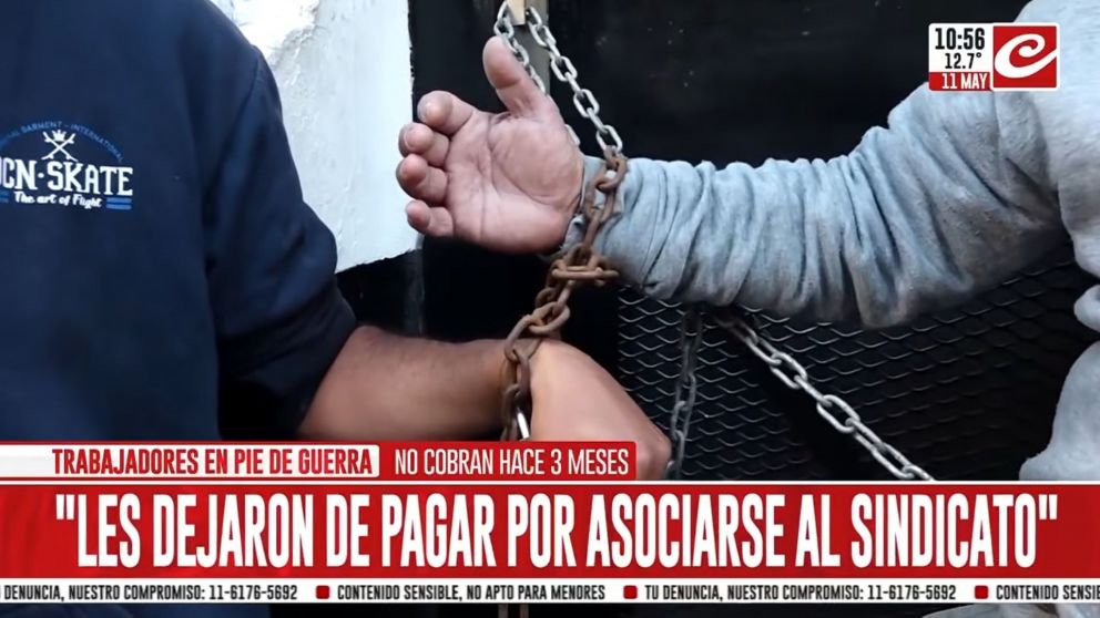 Dos empleados de seguridad se encadenaron frente a la empresa para reclamar el pago de salarios adeudados desde hace seis meses.
