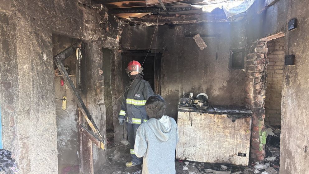 Humilde vivienda se consumi� en llamas: conviv�an dos familias y se quedaron sin techo