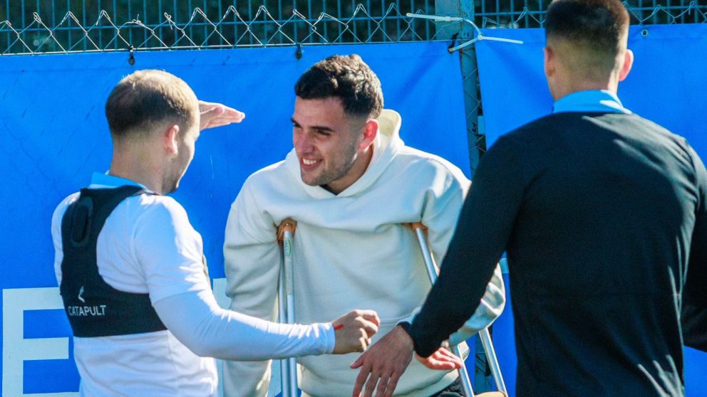 Luego de realizarse los estudios m�dicos que confirmaron la lesi�n ligamentaria, Alan Forneris pas� por el entrenamiento de Racing y recibi� el apoyo de sus compa�eros.