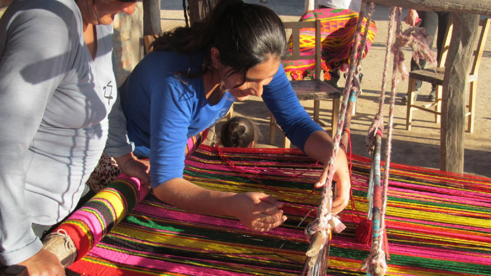 Pueblo que mantiene vivas las tradiciones culturales y artesanales.