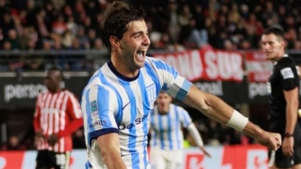 Con la boca llena de gol y el corazón caliente. Santiago Sosa fue de los pocos que se salvó del oprobio de Racing en este último tiempo y tuvo su premio. El capitán eliminó a Estudiantes de La Plata.