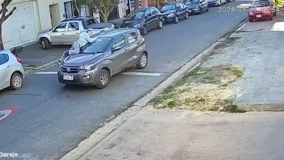 La mujer sufri� lesiones en el cuero cabelludo y la fractura en una de sus piernas (Captura de video).