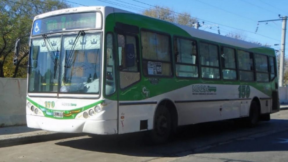 Terror en la Autopista Buenos Aires-La Plata: una piedra atraves� un micro y dej� una mujer herida