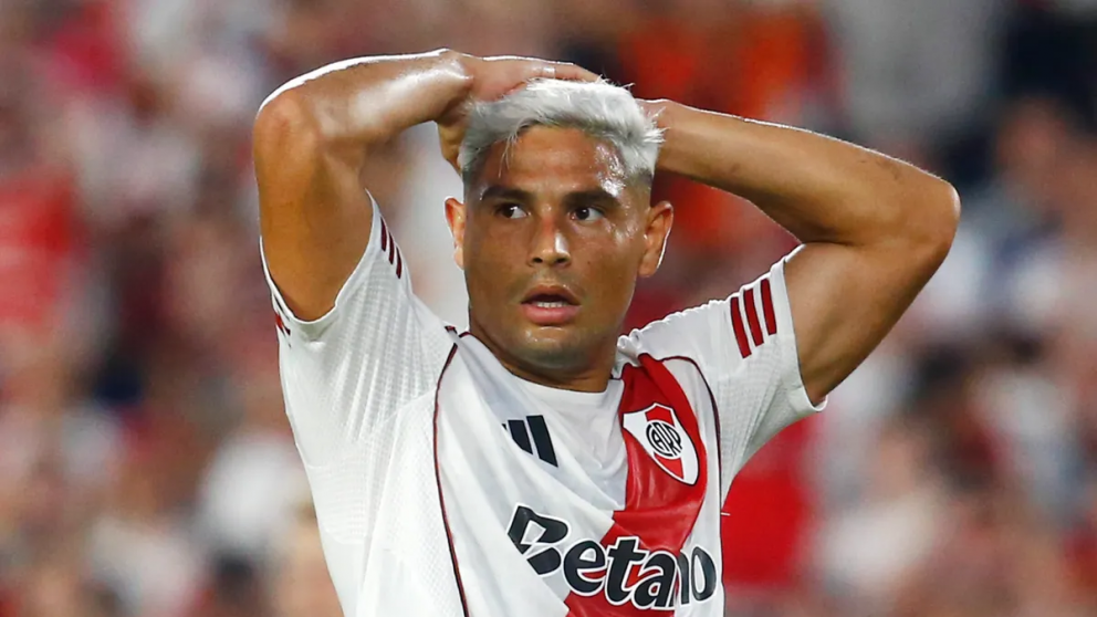 Si bien el bal�n impact� en una pared, cay� cerca de una de las gradas y esto deriv� en que varios hinchas estallaran de bronca.