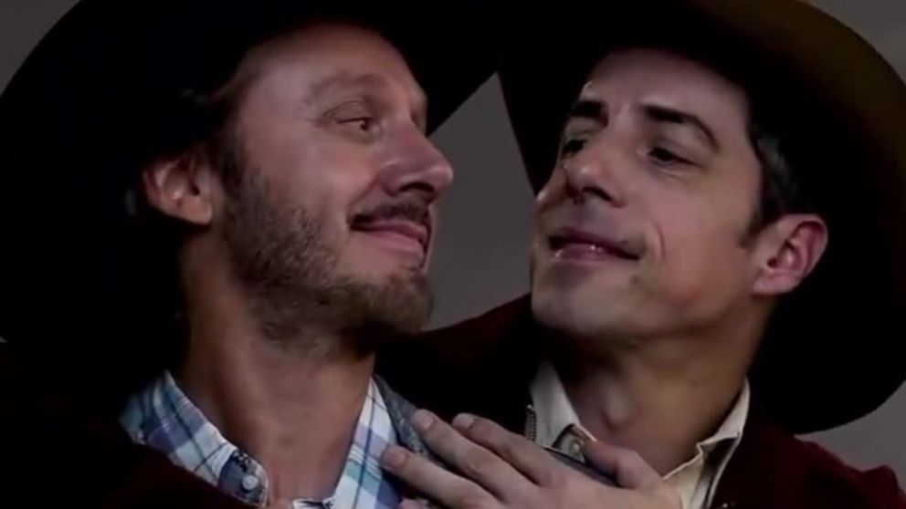 Benjam�n Vicu�a y Esteban Lamothe tienen una escena hot en "Secreto en la monta�a".