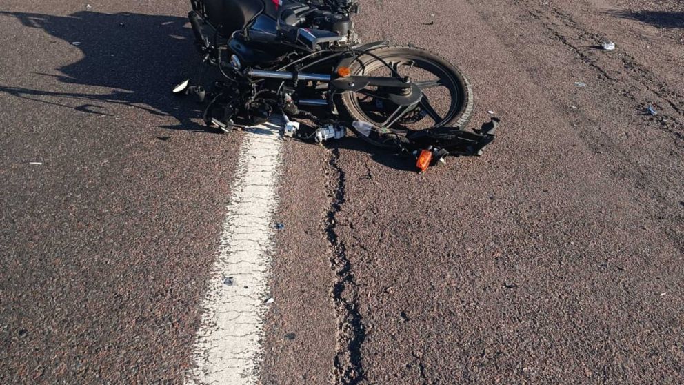 Ten�a 29 a�os, iba en moto, choc� de atr�s a un cami�n y muri�