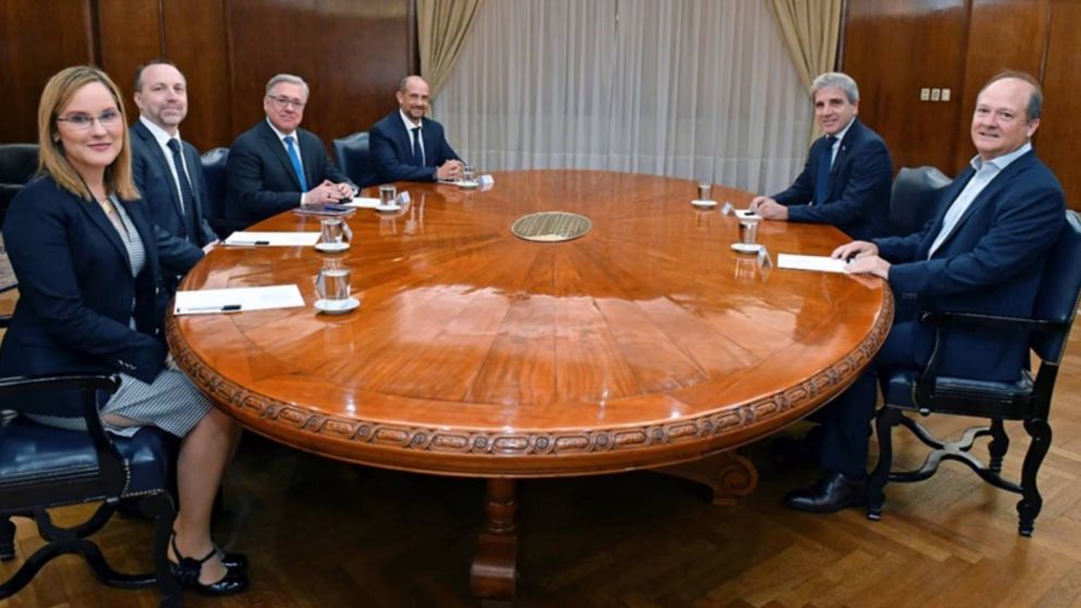Luis Caputo recibió a directivos de Chevron por un proyecto de US$ 10.000 millones.