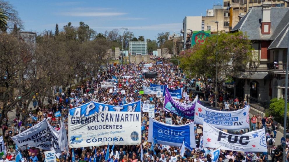 En la ciudad de Córdoba se movilizan milen de personas.