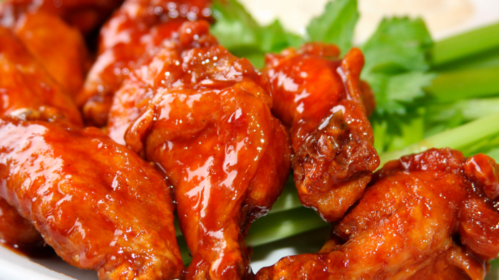 Las alitas con salsa barbacoa combinan textura crocante y un sabor intenso ideal para compartir.
