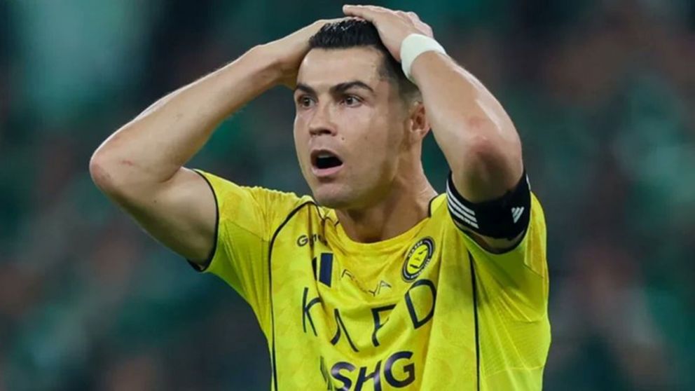 Cristiano Ronaldo no puede creer como se le escap� la chance de festeja el t�tulo con su equipo en Arabia Saudita. Al delantero portugu�s le queda una chance m�s.