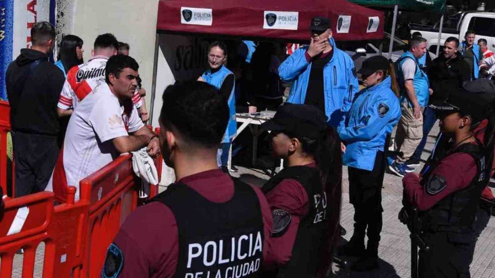 El Gobierno amplió el programa Tribuna Segura y ya rigen nuevas restricciones.
