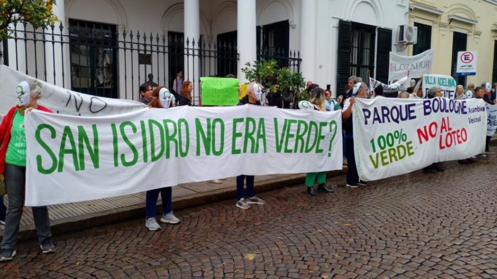 Vecinos protestaron frente al Concejo Deliberante del partido bonarense de San Isidro.