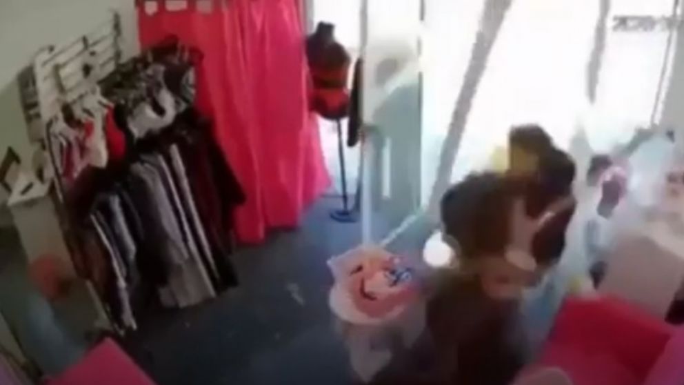 El accidente fue captado por una cámara interna del local (Captura de video).