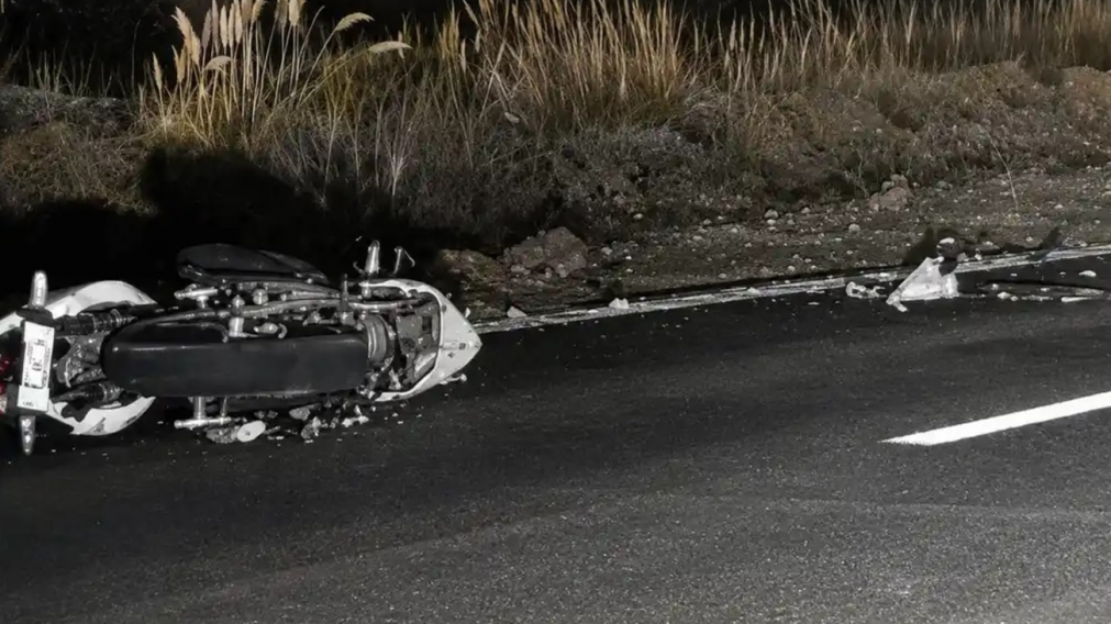 Viajaba en moto, chocó con un perro, cayó al asfalto y murió atropellado por camionetas.